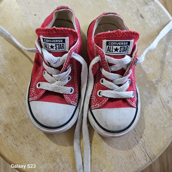 LITTLE BOY SIZE 6C RED CONVERSE TIE SHOES - Picture 2 of 4